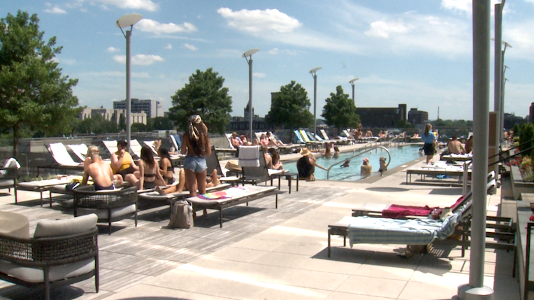 Omni Hotel Louisville hosts Sunday Soak Series at rooftop pool