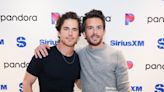 Revela Jonathan Bailey cómo él y Matt Bomer se unieron para interpretar a una pareja en la pantalla