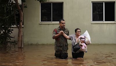 Al menos 55 muertos y 70.000 desplazados por las terribles inundaciones de Brasil