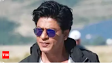 Surrounded by a heavy entourage, Shah Rukh Khan attends 'Pathaan' director Siddharth Anand's birthday: video inside | Hindi Movie News - Times of India