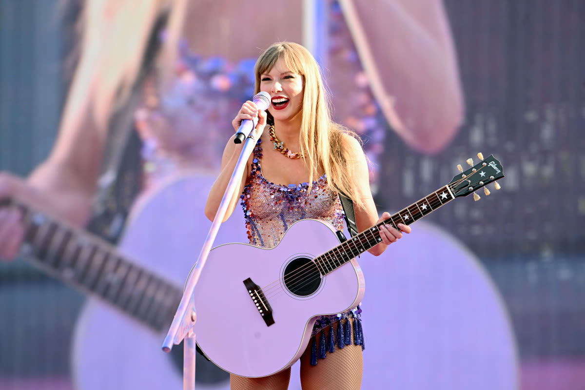 Fans Praise Tennis Legend Roger Federer for His Picture-Perfect Selfie With Taylor Swift