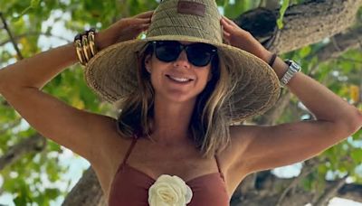 Amelia Bono presume de su tonificado abdomen con un bikini de flores '3D' en el Caribe