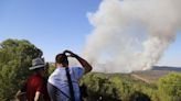 El fuerte viento dificulta el control del incendio forestal de Cerro Muriano