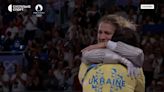 Olimpíadas 2024: Esgrimista suspensa por não cumprimentar adversária russa ganha primeira medalha da Ucrânia