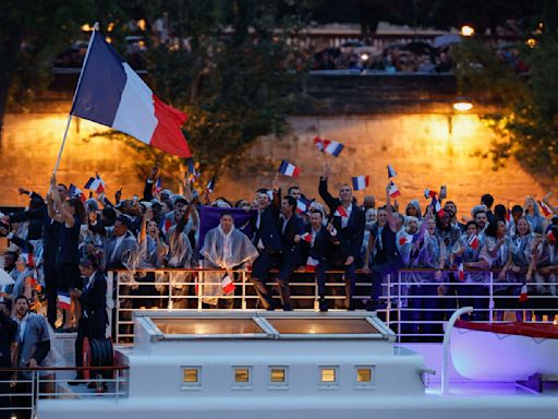 EN DIRECT - La nuit est tombée sur la cérémonie d’ouverture de Paris 2024 et c’est encore plus beau