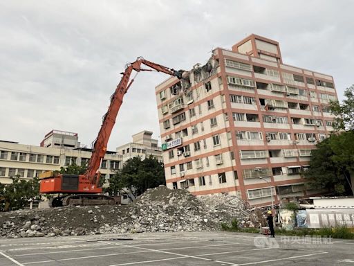 重機械提前抵達支援 花蓮統帥大樓開拆