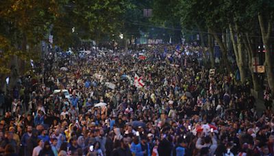 Georgia: protesta contra la ley de 'agentes extranjeros' atrae a decenas de miles en Tiflis