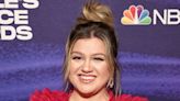See Kelly Clarkson Return to 'The Voice' to Perform a Christmas Song
