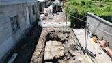 La obra de la rúa Santiña descubre el antiguo pavimento de la calzada, anterior al siglo XVIII