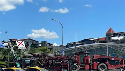 北市聯結車過高硬闖撞壞紅綠燈 南港展覽館路口號誌桿「歪腰」