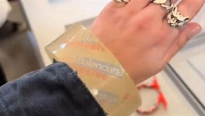 Balenciaga revoluciona las redes con su nueva pulsera de cinta adhesiva a la venta por 3.000 euros