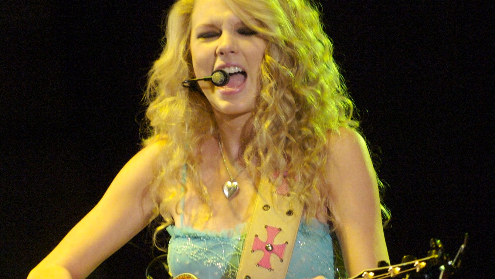Flashback: Taylor Swift performs at Ohio University-Chillicothe in 2007