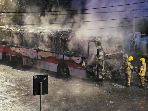 Ônibus pega fogo no bairro Camaquã, na zona sul de Porto Alegre | GZH