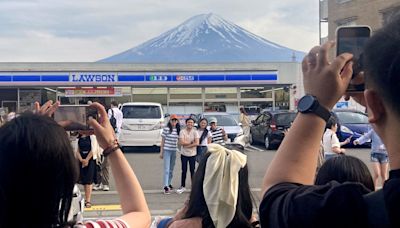 日本富士山便利店打卡最後機會？LAWSON河口湖站前店布幕工程延宕