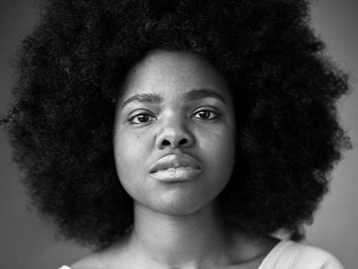 Vuelve a arremeter contra la actriz Francesca Amewudah-Rivers, de “Romeo & Juliet”, tras la revelación de nuevas imágenes de la obra - El Diario NY