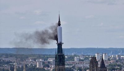 La aguja de la catedral francesa de Rouen arde en llamas