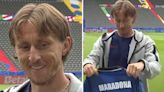 La emocionante reacción de Luka Modric cuando le regalaron una camiseta de Diego Maradona: “El más grande”La emocionante reacción de Luka Modric cuando le regalaron...