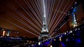 París arriesga y salva una inauguración marcada por la lluvia