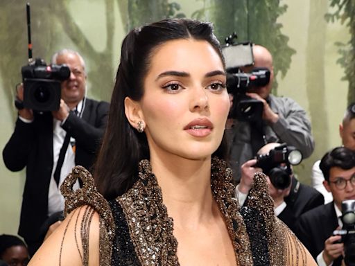 Kardashian fans disturbed by pictures of Kendall Jenner visiting the Louvre barefoot