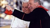 Interna en el Vaticano: un cardenal cercano a Benedicto XVI criticó las memorias del secretario del papa emérito