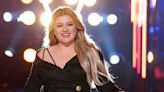 Watch Kelly Clarkson Deliver Soulful Rendition of Eva Cassidy’s ‘Bridge Over Troubled Water’