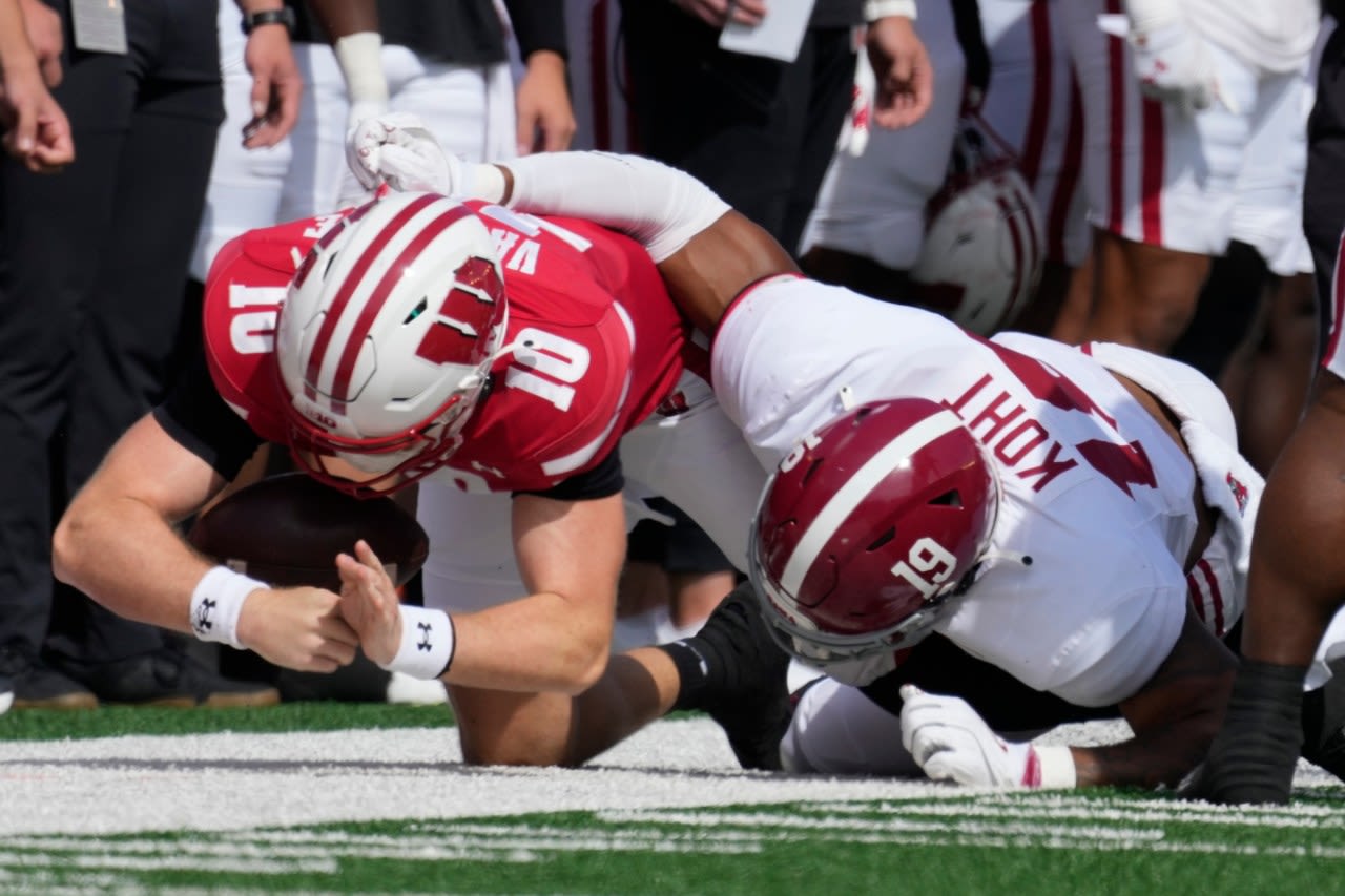 Wisconsin QB Tyler Van Dyke is knocked out of game with Alabama on the opening series