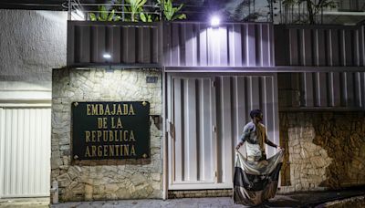 El personal de la Embajada de Argentina en Venezuela abandona el país