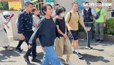 柯文哲羈押多人房「律見2小時」回舍房吃午餐 陳佩琪愛心加購2盤青菜