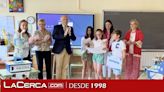 El alcalde de Ciudad Real entrega los diplomas a los alumnos de sexto de primaria del CEIP Miguel del Cervantes, ganadores del mejor proyecto Aquae STEM en innovación