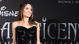 Angelina Jolie reaparece con su proyecto “Atelier Jolie” acompañada por su hijo Pax y con un renovado look de cabello rubio y muy largo