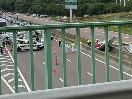 Tres muertos al caer una avioneta sobre una autopista cerca de París