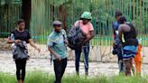 Migrantes desafían la alerta por lluvias y ciclones para cruzar la frontera sur de México