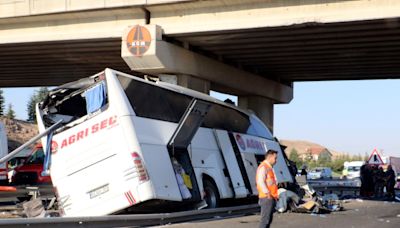 土耳其巴士撞高架橋柱！車身歪一邊釀9死 「無剎車痕跡」疑疲勞駕駛