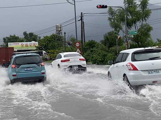 台東強降雨市區淹水最深及膝 池上「金城武樹」一帶水田水位高漲