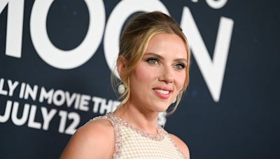 Scarlett Johansson, con estampado vichy, o cómo bordar un buen ‘look’ veraniego