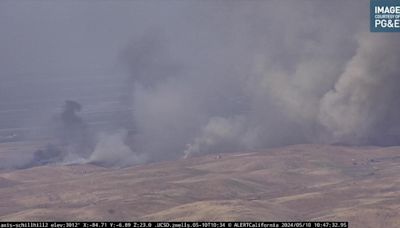 Fire crews working to contain brush fire north of Bakersfield