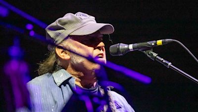 Neil Young and Crazy Horse scaled heights of ragged glory in transcendent Phoenix concert