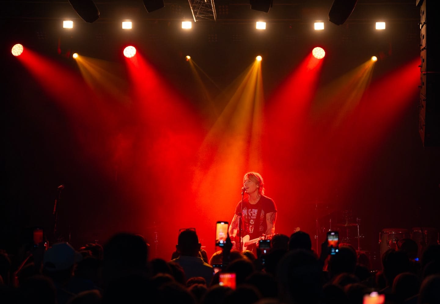 Review: Country superstar Keith Urban plays it fun and loose in Minneapolis club gig