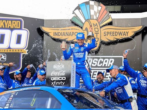 Larson makes late charge, wins 1st Brickyard 400