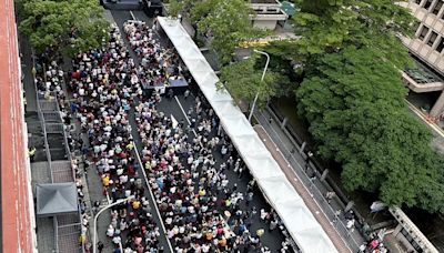 台灣在野黨推動國會改革法案三讀 群眾聚集立法院外表達不滿
