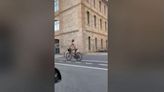 Un ciclista circula desnudo por el carril bici de València