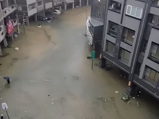 高雄三民區也淹了！大福街變「大福河」 民眾涉水拍畫面：水面還有冰箱