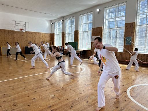 Capoeira vira terapia antiestresse para ucranianos em meio à guerra