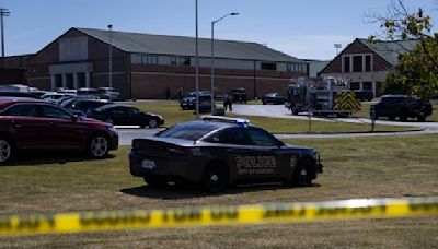 "Tout le monde pleurait": les élèves du lycée racontent la fusillade qui a fait quatre morts en Géorgie aux États-Unis