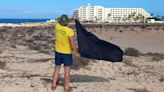 Ecologistas en Acción pone Bandera Negra a las playas explotadas por hoteles, masificadas por la turistificación y contaminadas por la industria