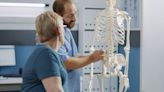 Chau osteoporosis: los hábitos saludables que favorecen al buen estado de los huesos