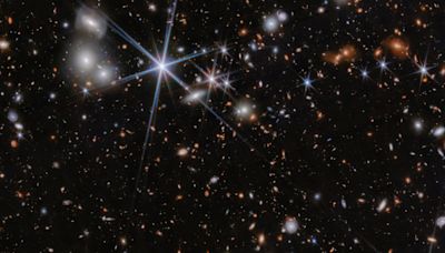 當宇宙誕生僅 7.4 億年，韋伯望遠鏡發現迄今最遙遠黑洞合併事件
