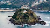 La isla del País Vasco que tiene una playa que aparece y desaparece