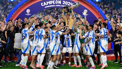 La historia de Marito Di Stéfano, el entrañable utilero al que los futbolistas de la selección argentina alzaron para festejar la Copa América