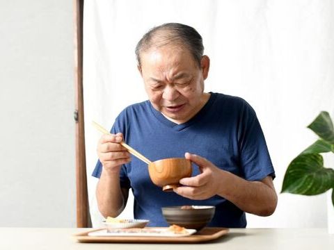 進食、吞口水變困難？恐是巴金森氏症警訊！3步驟測口腔衰弱風險